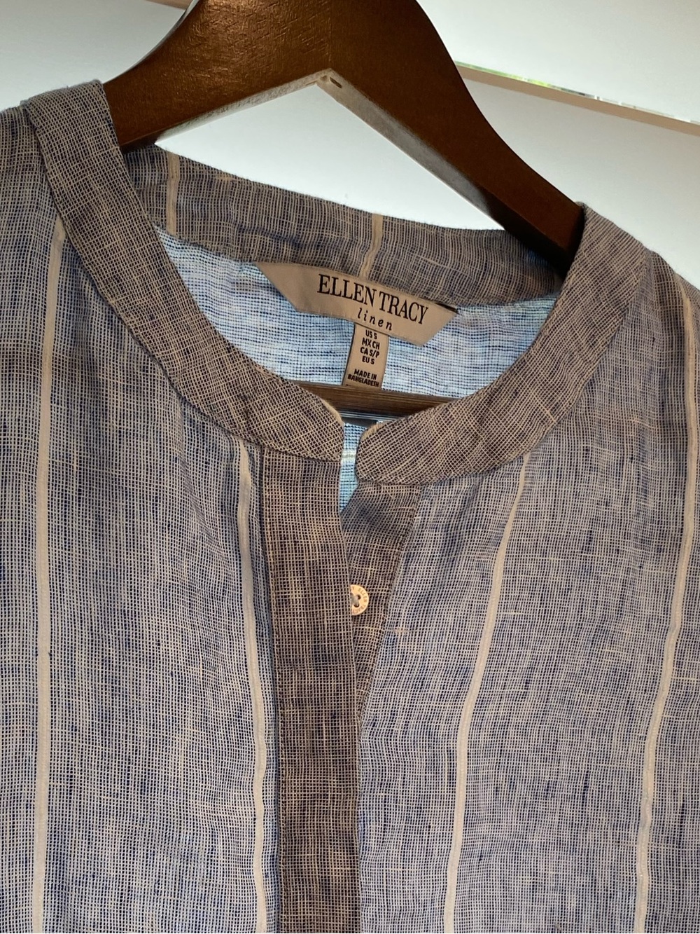 Ellen Tracy Blue and White Sleeveless Linen Button Blouse